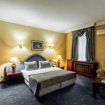 Ambassador Hotel Almaty Bagian luar foto