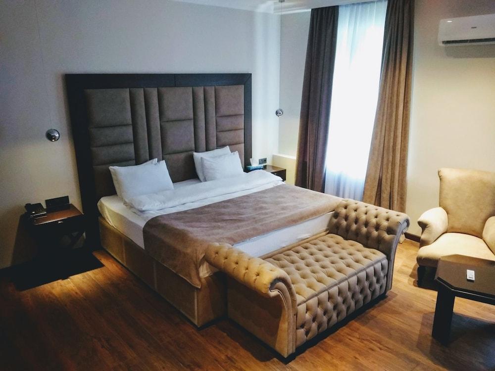 Ambassador Hotel Almaty Bagian luar foto