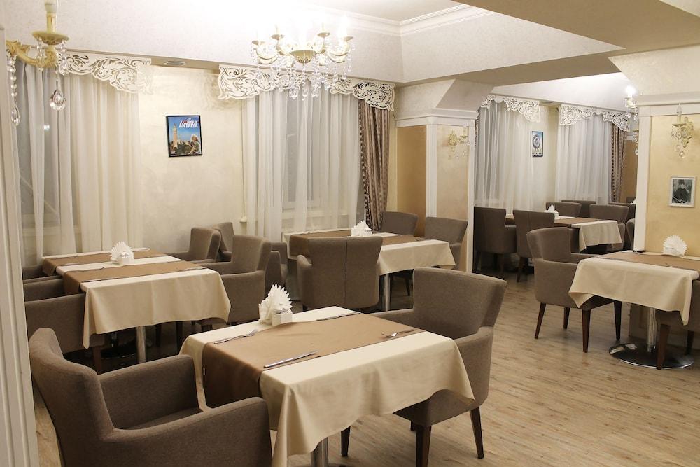 Ambassador Hotel Almaty Bagian luar foto