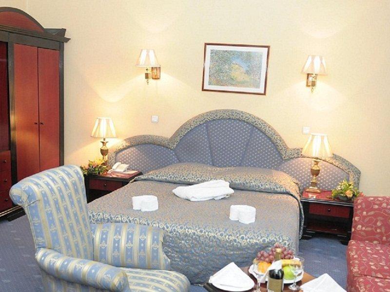 Ambassador Hotel Almaty Bagian luar foto
