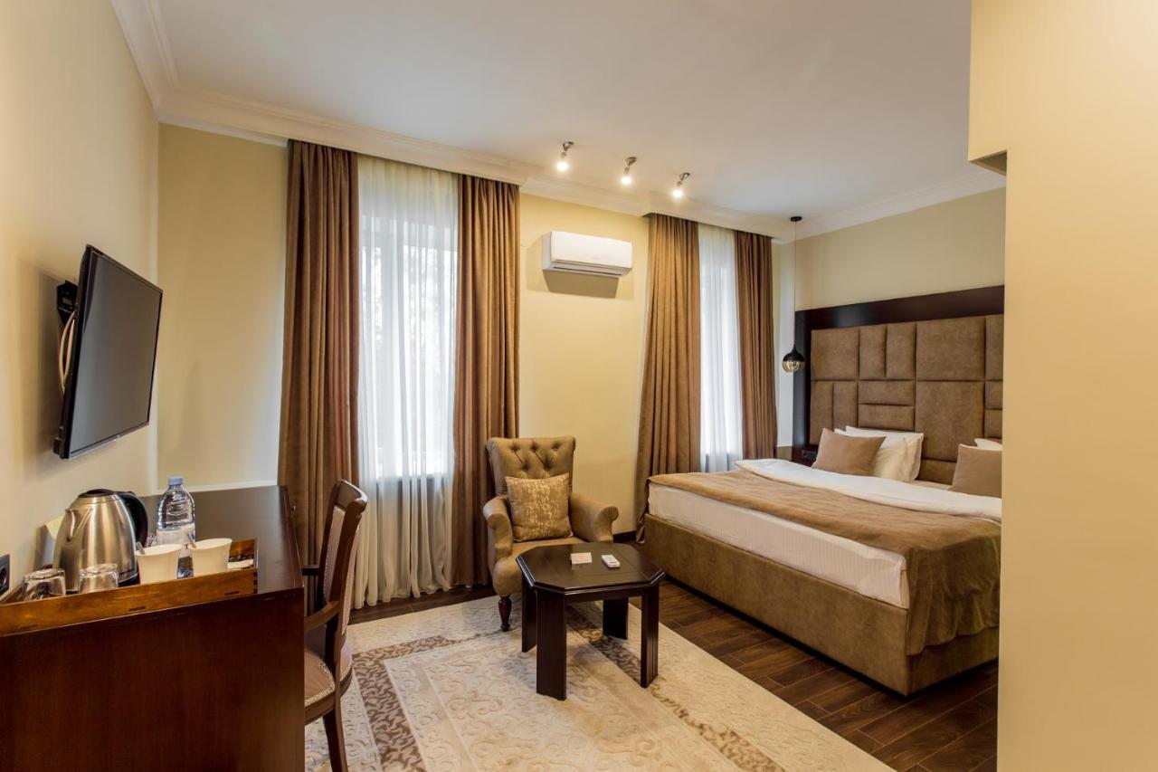 Ambassador Hotel Almaty Bagian luar foto