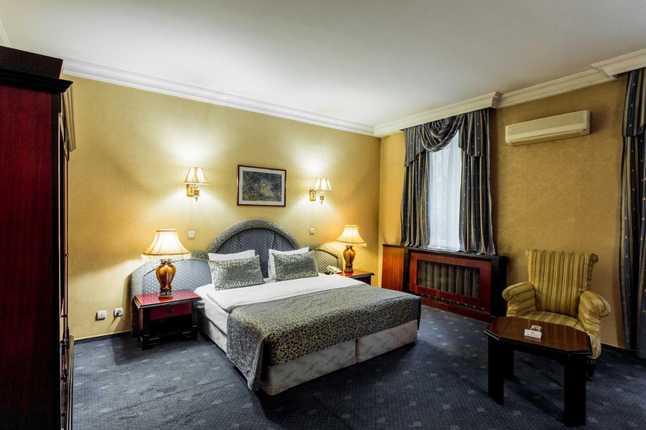 Ambassador Hotel Almaty Bagian luar foto